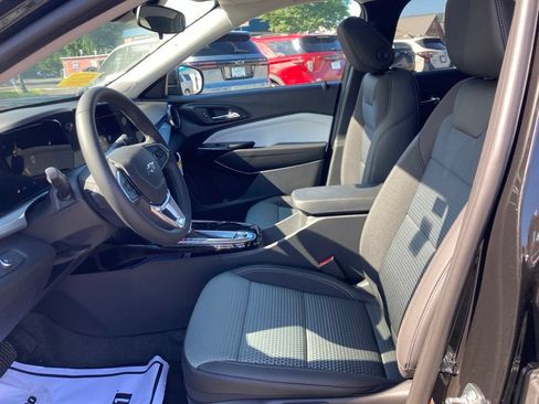 New 2026 Chevrolet Trax LT w/ Sunroof Package FWD image 9