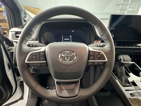 Used 2025 Toyota Sienna Platinum image 17