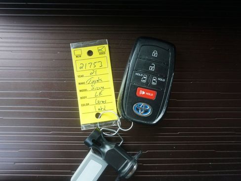 Used 2021 Toyota Sienna LE FWD image 28