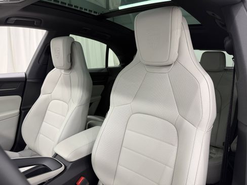 New 2026 Porsche Macan 4 Electric image 5