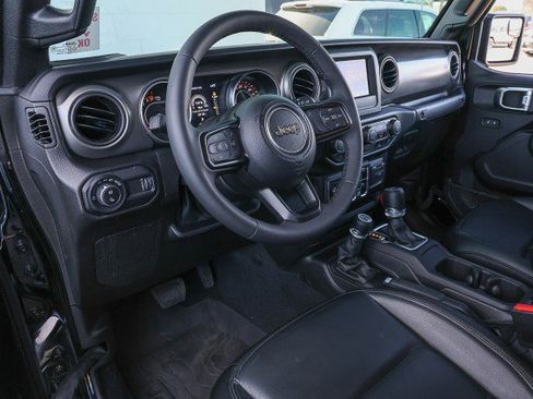 Used 2023 Jeep Gladiator Willys image 13