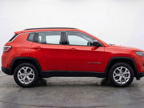 Used 2025 Jeep Compass Latitude image 9