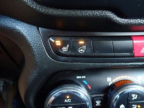 Used 2016 Jeep Renegade Trailhawk w/ Premium Trailhawk Package AWD/4WD image 20