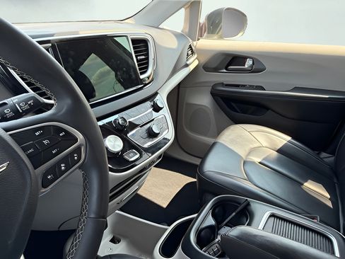 Used 2023 Chrysler Pacifica Touring-L FWD image 20