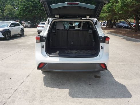 Used 2023 Toyota Highlander L FWD image 17
