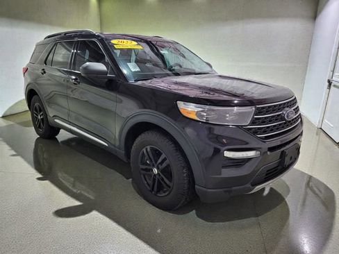Used 2022 Ford Explorer XLT image 2