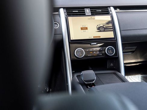 Certified 2024 Land Rover Discovery S image 21