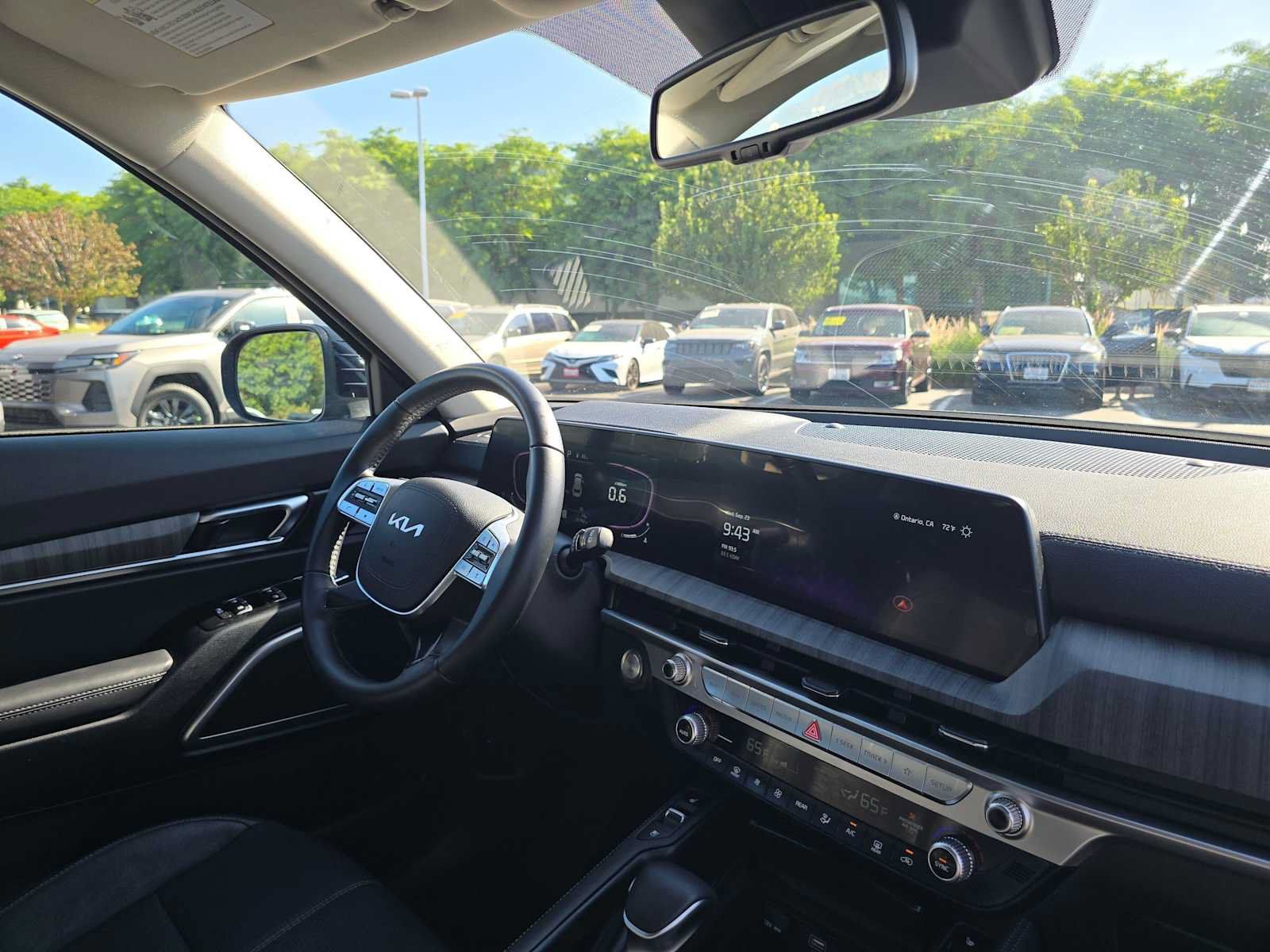 Used 2024 Kia Telluride EX w/ EX Captain's Chair Package FWD image 11