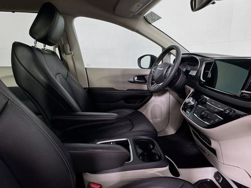Used 2023 Chrysler Pacifica Touring-L image 28