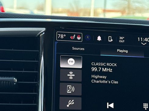 Used 2024 Chrysler Pacifica Touring-L image 17