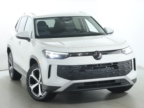 Used 2026 Volkswagen Tiguan SE AWD/4WD image 2