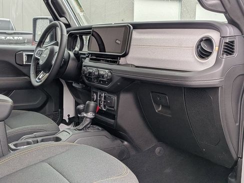Used 2025 Jeep Wrangler Unlimited Sahara AWD/4WD image 26