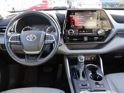 Used 2022 Toyota Highlander XLE image 6