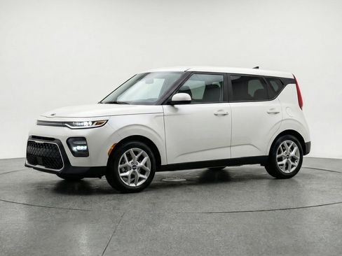 Used 2025 Kia Soul LX w/ LX Technology Package FWD image 3