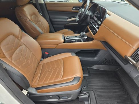 Used 2023 Nissan Pathfinder Platinum w/ Cargo Package AWD/4WD image 17