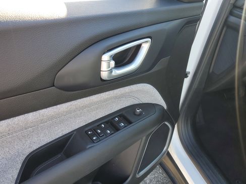 Used 2023 Jeep Compass Latitude image 12