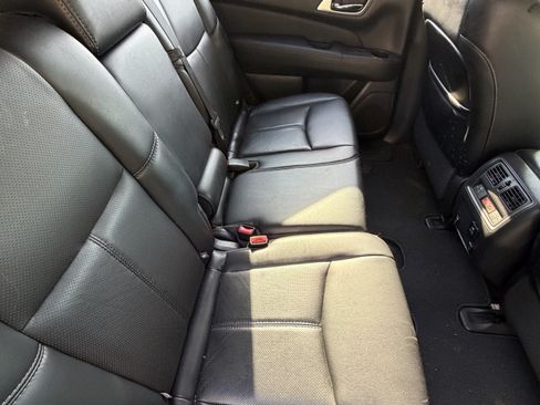 Used 2017 Nissan Pathfinder Platinum AWD/4WD image 40
