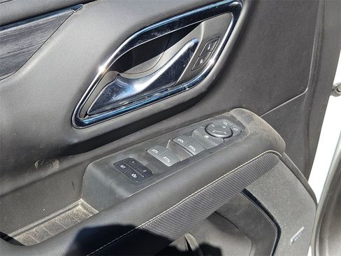 Used 2023 GMC Yukon SLT image 13