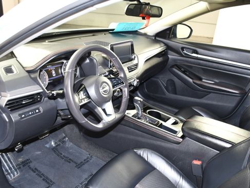 Used 2024 Nissan Altima 2.5 SR FWD image 2