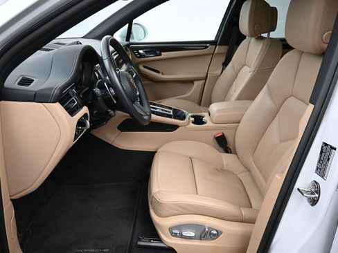 Certified 2024 Porsche Macan image 7