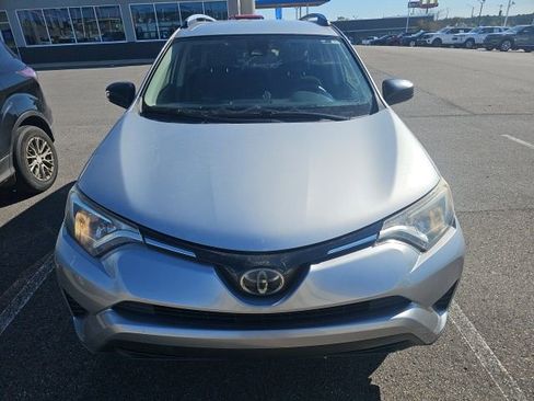 Used 2018 Toyota RAV4 LE image 2