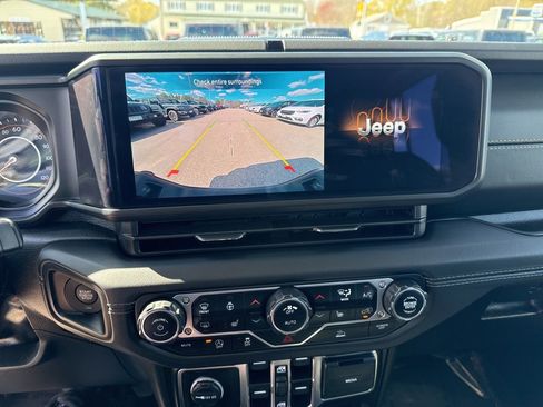 Used 2025 Jeep Gladiator Sport AWD/4WD image 13
