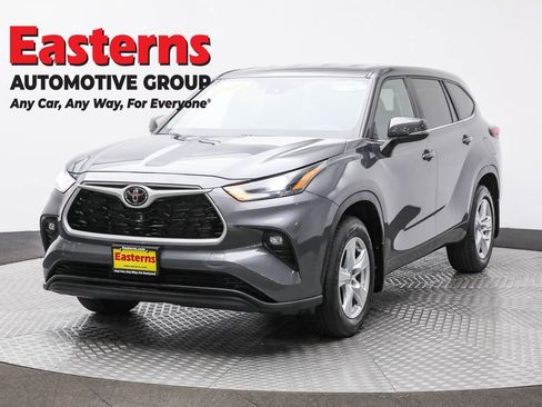 Used 2024 Toyota Highlander LE image 1