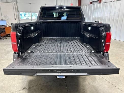 Used 2025 Toyota Tacoma SR5 AWD/4WD image 19