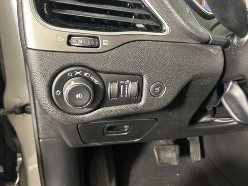 Used 2019 Jeep Cherokee Limited FWD image 19