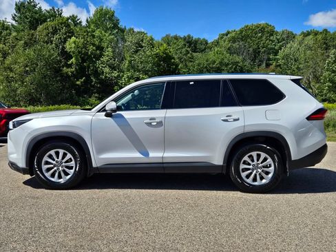Used 2024 Toyota Grand Highlander AWD image 2