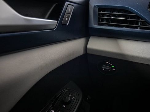 Certified 2023 Volkswagen Taos SE w/ Panoramic Sunroof Package FWD image 32