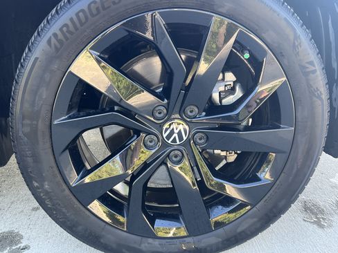 Used 2024 Volkswagen Taos SE w/ Panoramic Sunroof Package FWD image 11