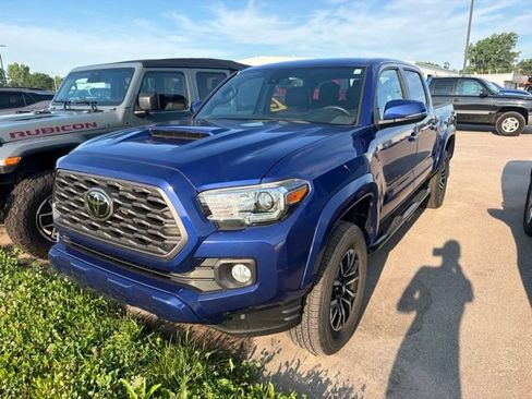 Used 2022 Toyota Tacoma TRD Sport AWD/4WD image 3