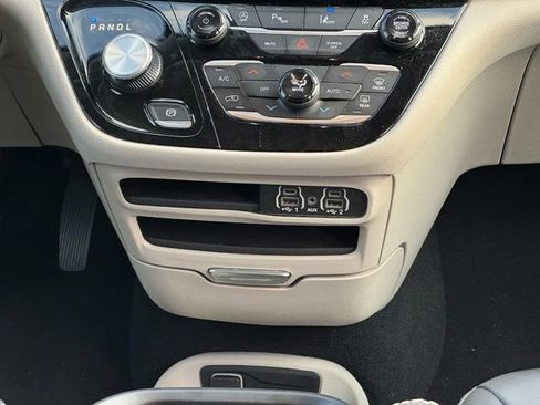 Used 2024 Chrysler Pacifica Touring-L image 16