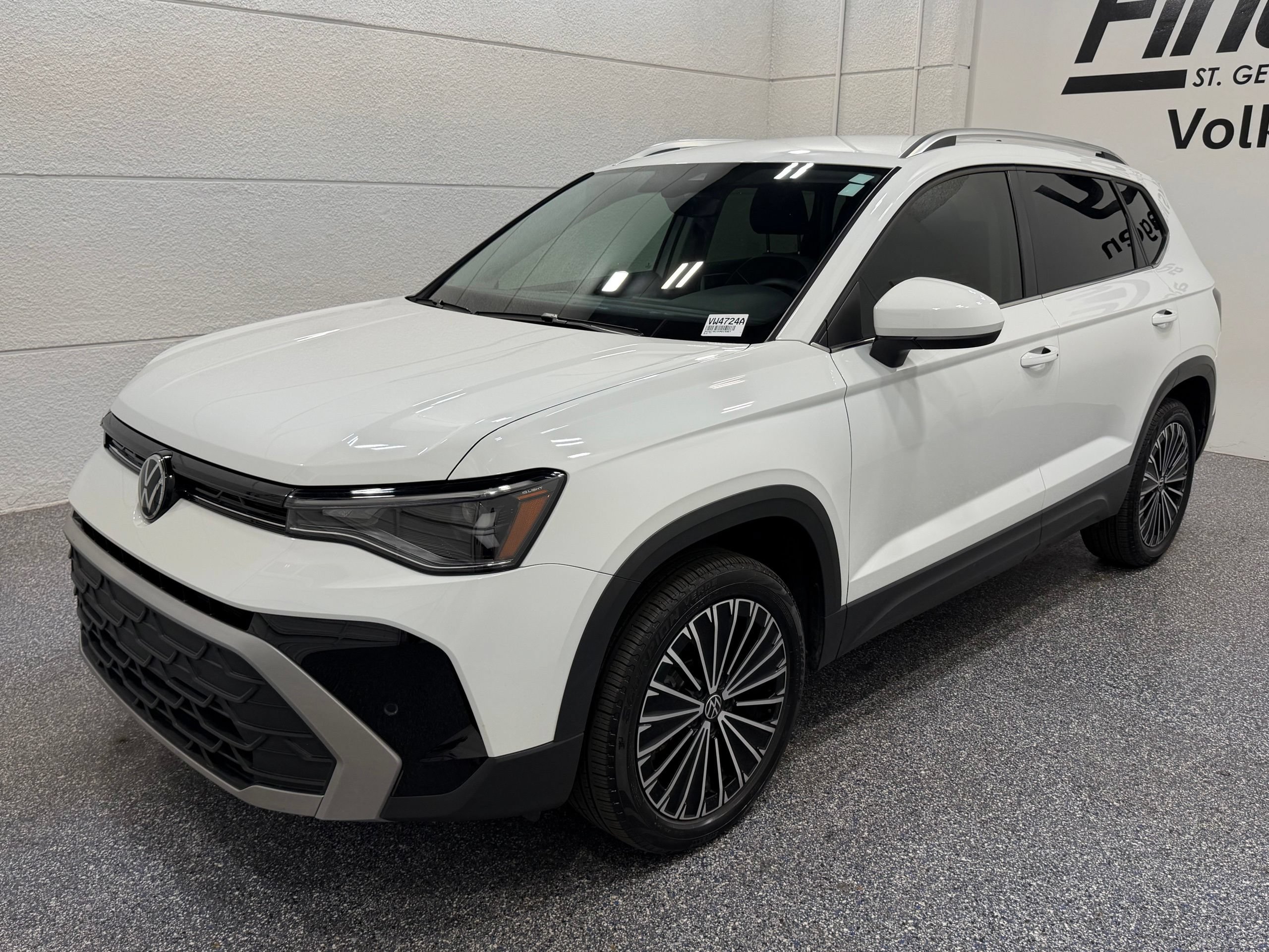 Certified 2025 Volkswagen Taos SE FWD image 1