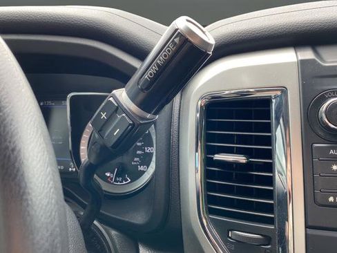 Used 2019 Nissan Titan SV AWD/4WD image 18