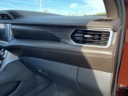 Used 2022 GMC Yukon XL Denali image 32