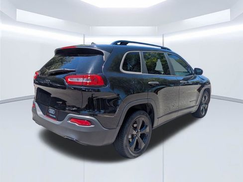 Used 2017 Jeep Cherokee Sport FWD image 4