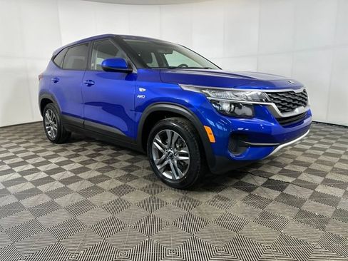 Used 2021 Kia Seltos LX image 2