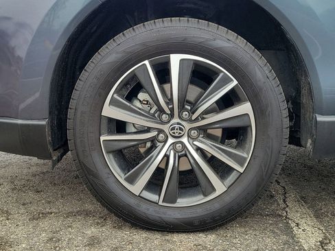 Used 2024 Toyota Venza LE AWD/4WD image 5