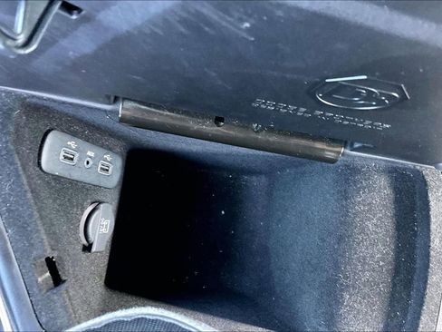 Used 2018 Dodge Challenger SXT image 33