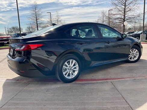 Used 2025 Toyota Camry LE image 6