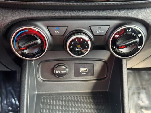 Used 2020 Hyundai Venue SE FWD image 24