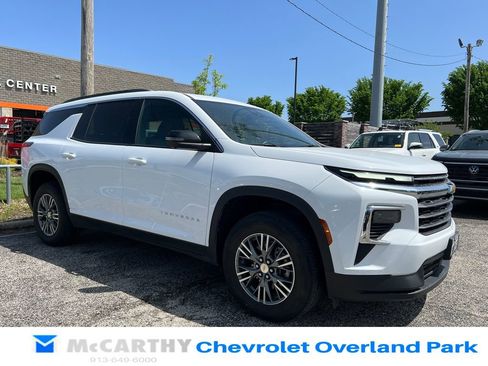Used 2024 Chevrolet Traverse LT w/ LPO, Floor Liner Package FWD image 1