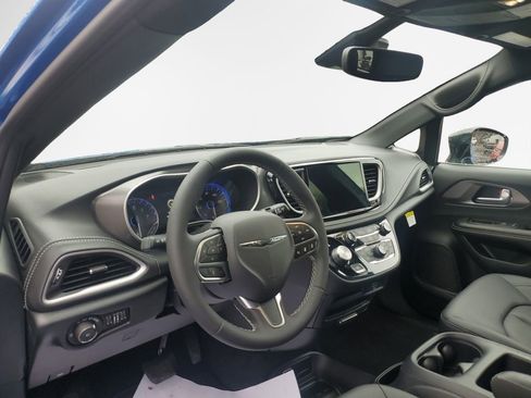 New 2026 Chrysler Pacifica Select image 16