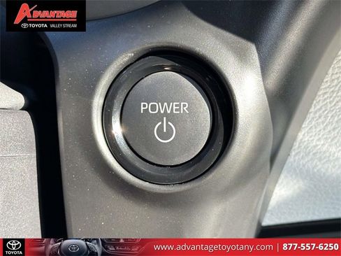 Used 2025 Toyota Sienna XLE image 32