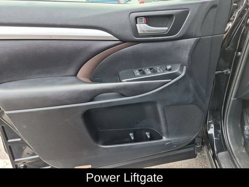 Used 2019 Toyota Highlander XLE AWD/4WD image 14