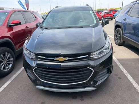 Used 2022 Chevrolet Trax LT w/ LT Convenience Package image 2