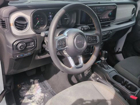 Used 2024 Jeep Wrangler Unlimited Sahara AWD/4WD image 10