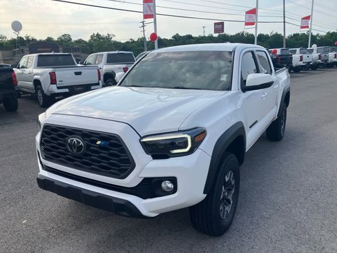 Used 2022 Toyota Tacoma TRD Off-Road AWD/4WD image 3